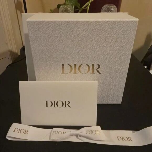 DIOR MAGNETIC CLOSURE WHITE PEBBLED GIFT BOX [W] RIBBION @ CARD - Picture 4 of 4